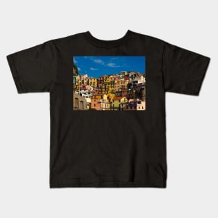 View on the cliff town of Manarola, one of the colorful Cinque Terre on the Italian west coast Kids T-Shirt